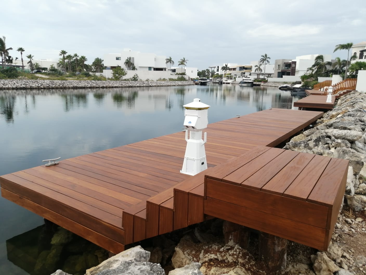 constructora de muelles y torres de servicio eaton.jpeg